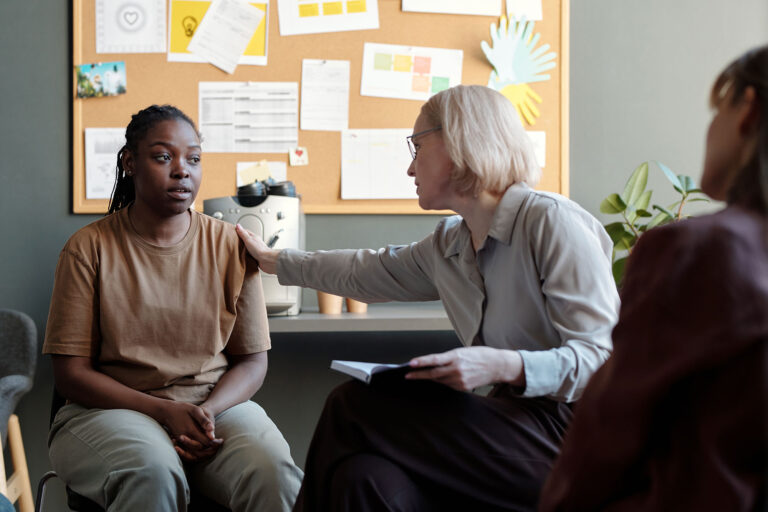 Therapist helping a young lady. | Healnex Mental & Behavioral Health Therapy